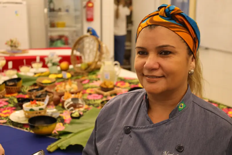 Narinha Tabosa - instrutora de Gastronomia pela Sectet nas Usinas <div class='credito_fotos'>Foto: Bruno Cecim / Ag.Pará &nbsp;&nbsp;|&nbsp;&nbsp; <a href='/midias/2025/originais/20250217130235-GF00023011-F00378500.jpg' download><i class='fa-solid fa-download'></i> Download</a></div>