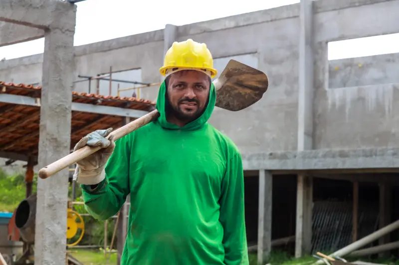 Leandro Carvalho - ajudante de pedreiro
Conta que tem 3 filhos e que gostaria que eles estudassem aqui no futuro. <div class='credito_fotos'>Foto: Bruno Cruz / Ag. Pará &nbsp;&nbsp;|&nbsp;&nbsp; <a href='/midias/2025/originais/20250221105819-GF00023047-F00379445.jpg' download><i class='fa-solid fa-download'></i> Download</a></div>