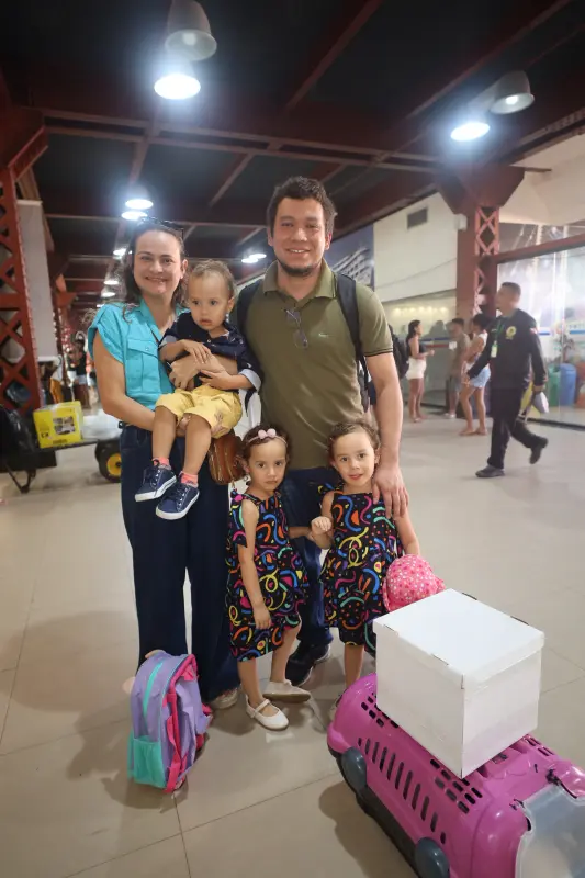 - Thiago Ferreira - Engenheiro (camisa verde com a esposa e três filhos) <div class='credito_fotos'>Foto: Bruno Cruz / Ag. Pará &nbsp;&nbsp;|&nbsp;&nbsp; <a href='/midias/2025/originais/20250228091839-GF00023124-F00381933.jpg' download><i class='fa-solid fa-download'></i> Download</a></div>