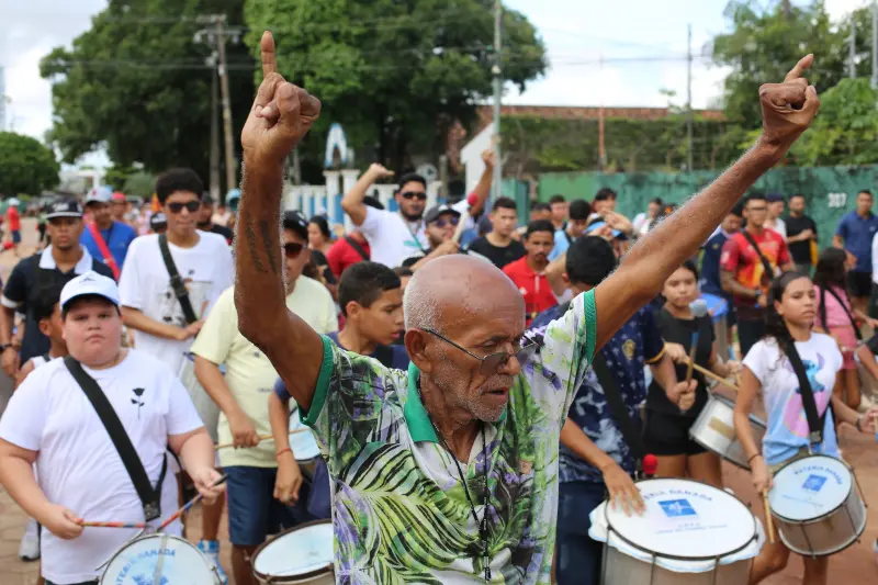 Mestre Muca no comando da "Bateria Danada" das crias do Curro Velho