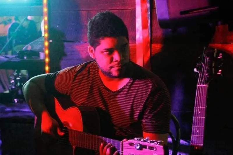 Músico Pawer Martins em apresentação em Belém