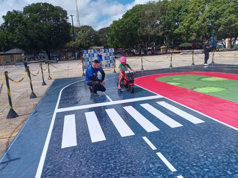 Crianças aprendem sobre travessia na faixa de pedestre