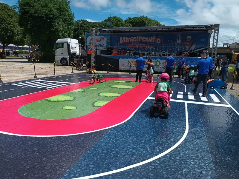 Carreta do minicircuito instalada na Praça do Estrela