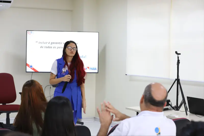 Samilly Batista conduziu a capacitação com foco na empatia e nos direitos dos eleitores autistas.