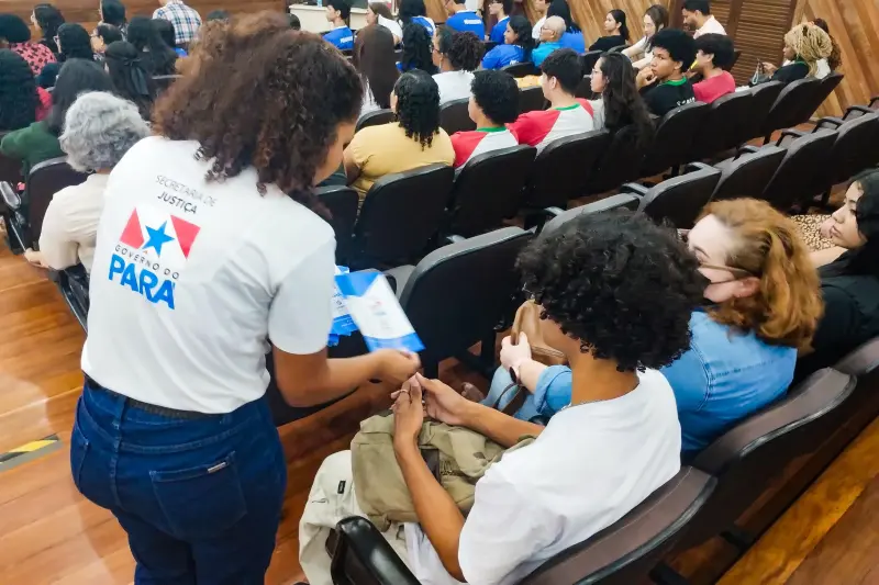 Material informativo sobre prevenção às drogas foi distribuído entre pais e alunos