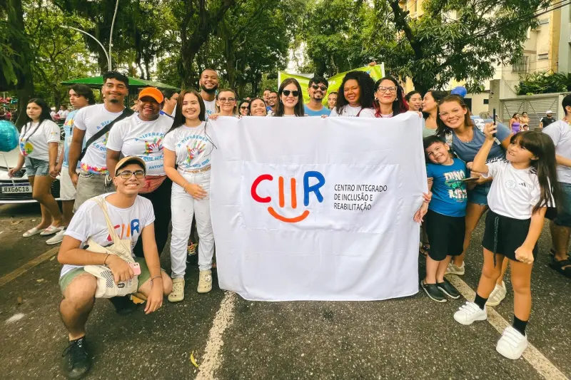 Usuários, familiares e profissionais do CIIR e Cetea caminham juntos na Ação de Conscientização do Autismo, em Belém, promovendo respeito e empatia. Foto Jackson Lobato (Ascom CIIR)