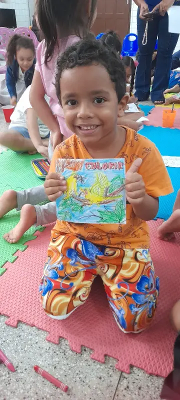 Aluno com a cartilha 