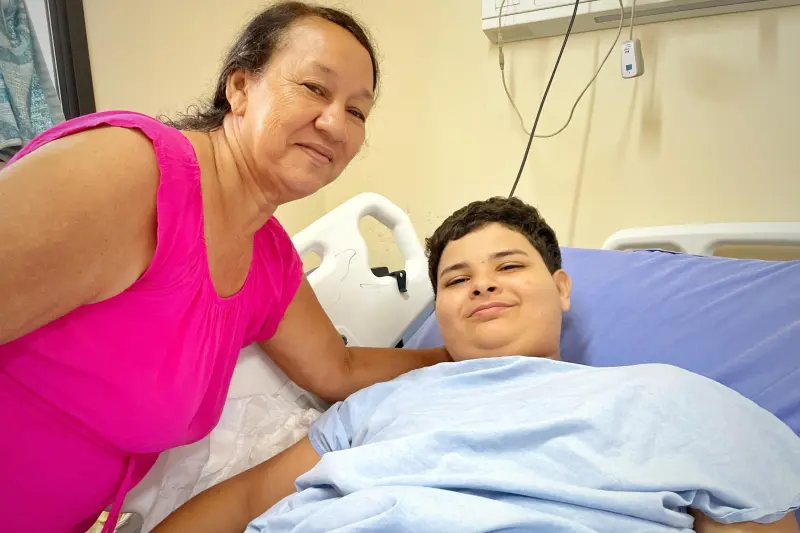 Izaias voltou a sonhar em jogar bola com os amigos após a cirurgia no Hospital Abelardo Santos