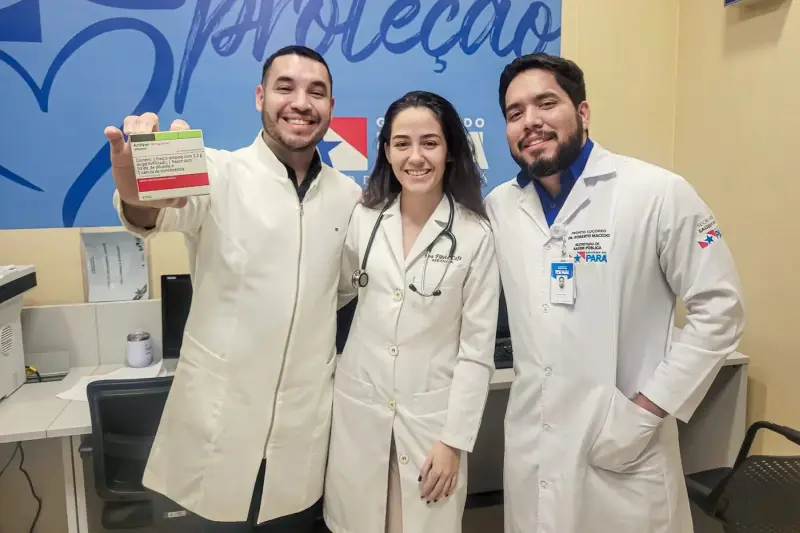 Médico intensivista, Anderson Silva, coordenador do Pronto Atendimento Adulto do PSRM, com profissionais envolvidos no atendimento do paciente Paulo Sérgio, médica Flávia Café e o coordenador de Enfermagem do setor, Víctor Paixão. O Trombolítico passou a ser usado em março no tratamento de Acidente Vascular Isquêmico