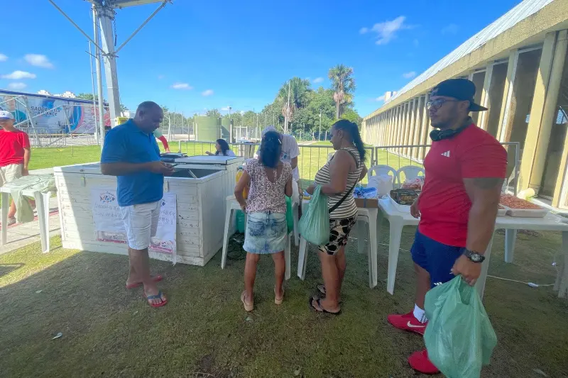 Público que compareceu à feira saiu com o pescado da Semana Santa