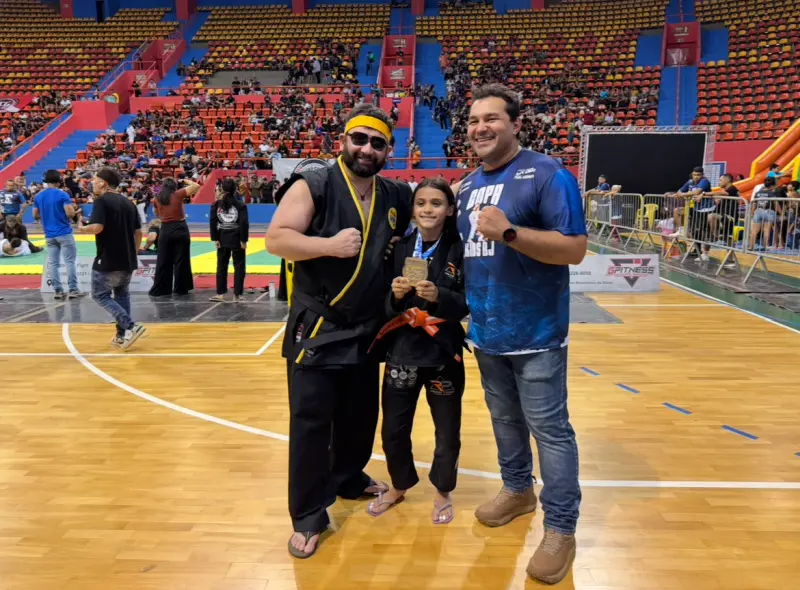 Presidente da Federação Diógenes Bastos ao lado da atleta medalha de ouro Liandra Arguelle