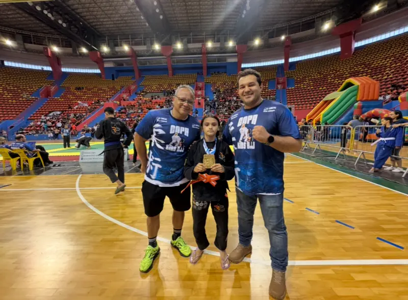 Atleta medalha de ouro, Liandra Arguelle ao lado do presidente da Federação Diógenes Bastos e do Alexandre Campos