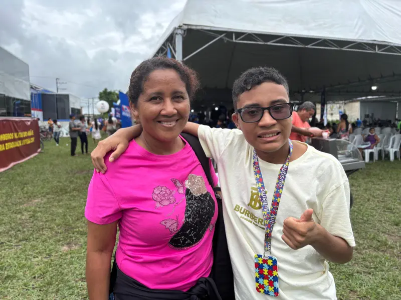 Angelina de Melo Lima e seu filho Derick Guilherme