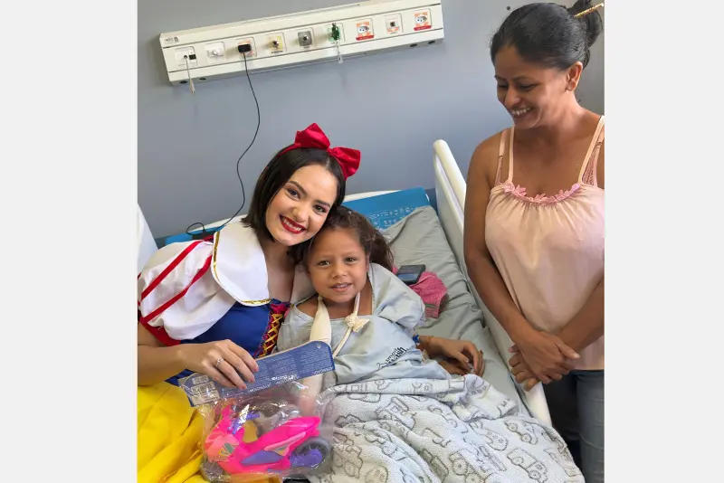 Mãe e filha felizes