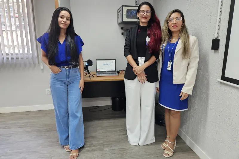 Tatiele da Silva e Roseane Castro, do Banpará, ao lado de Samilly Batista, do Cetea, participaram presencialmente da palestra que mobilizou colaboradores em todo o Pará.