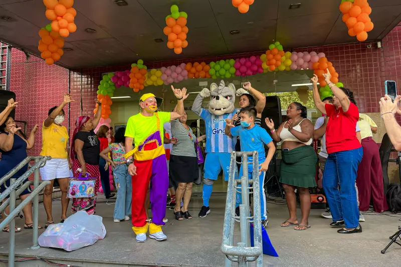 O artista Tio Bala e o mascote do Paysandu, o Lobo Mau, levantaram a torcida durante a campanha
