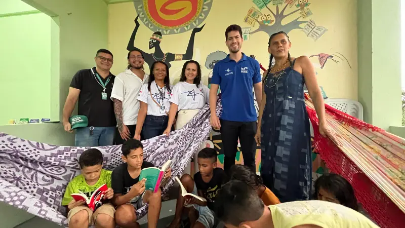 Equipe da FCP ao lado da presidenta da associação quilombola, Roseti Araújo.