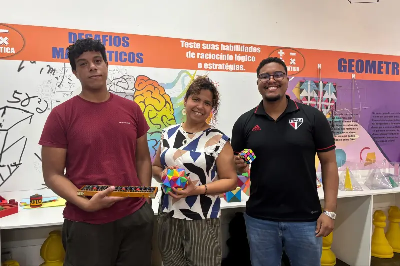 Os estagiários Claudio Candeira e Vitor Gonçalves, e a professora responsável pelo espaço da Matemática do CCPPA, Eliza Souza.