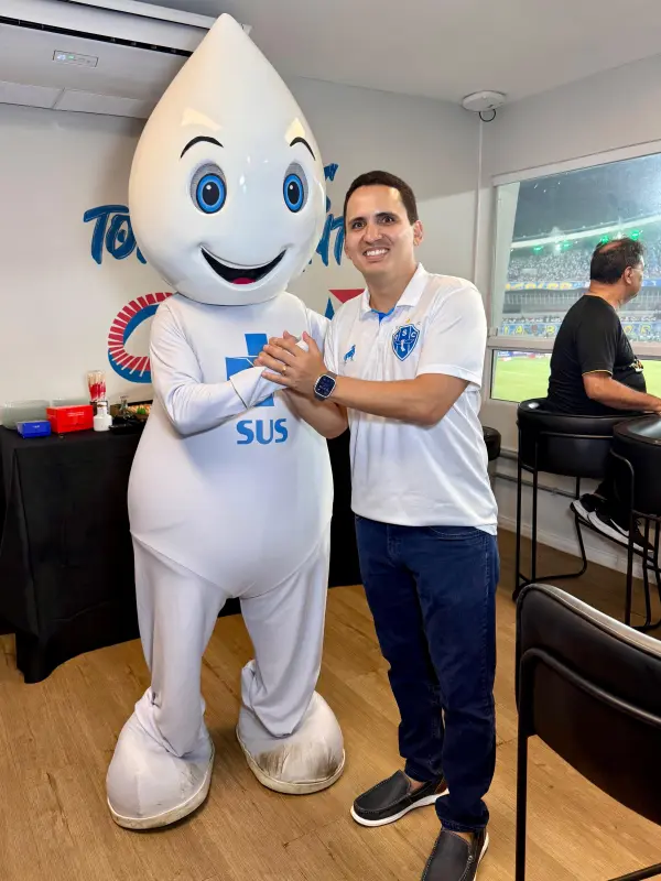 Secretário da Seel, Cássio Andrade com o Zé Gotinha