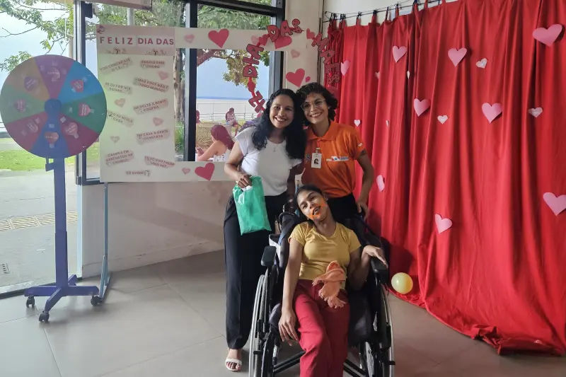 Durante a dinâmica “Roleta Dia das Mães”, Marly Almeida se divertiu e ainda foi premiada com um dos brindes doados pelos empreendedores da Feira, em um momento de leveza e reconhecimento. Foto Tarcísio Barbosa (Ascom CIIR