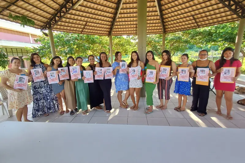 Mães receberam porta-retratos com as fotos dos filhos