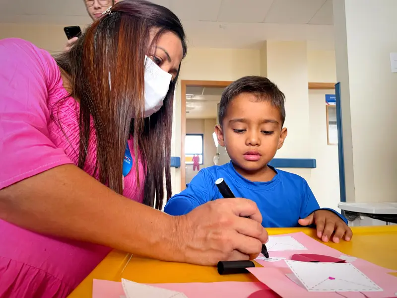 Suzane (à esquerda) explica que as ações fazem parte da cultura do cuidado humanizado no HRAS