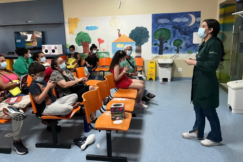 Palestras  foram ministradas para pacientes e acompanhantes