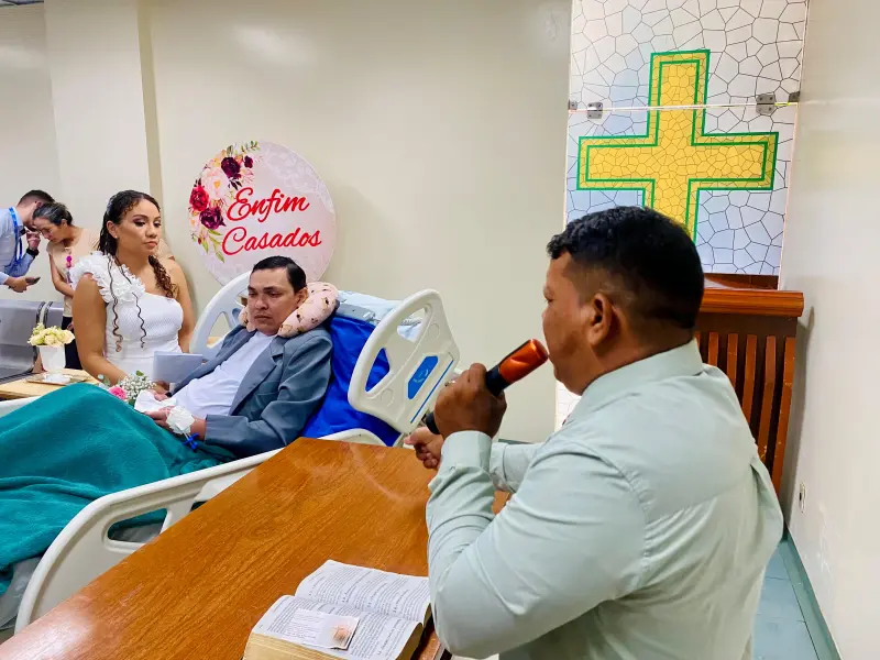 Pastor abençoou os noivos