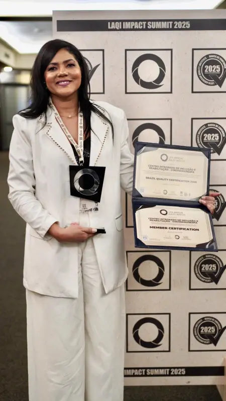 Rejane Xavier, diretora Executiva do CIIR recebe premiação por excelência da gestão 