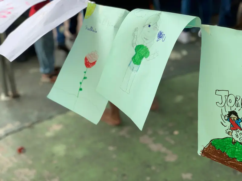 Crianças puderam se expressar de forma lúdica durante a manifestação do Maio Laranja