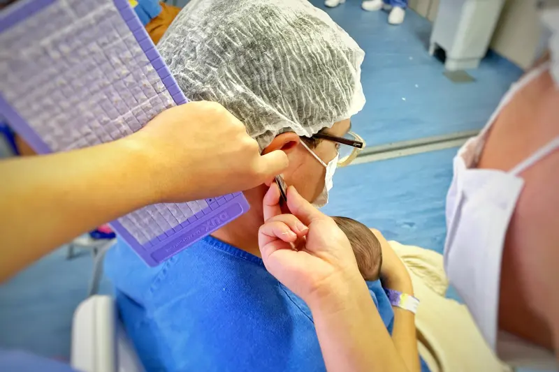 Na auriculoterapia, pontos estratégicos são estimulados com sementes, promovendo alívio natural