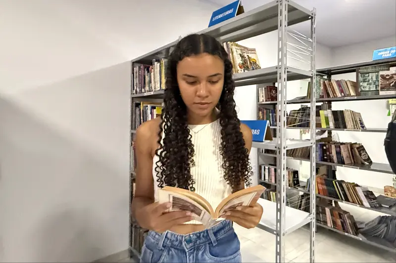 Julia Costa começou a ler por obrigação e acabou se apaixonando