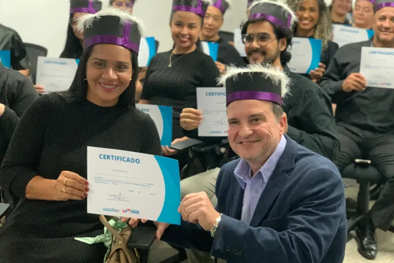 Aluna recebe das mãos do presidente da Fundação ParáPaz, Alberto Teixeira, o certificado de conclusão do curso.