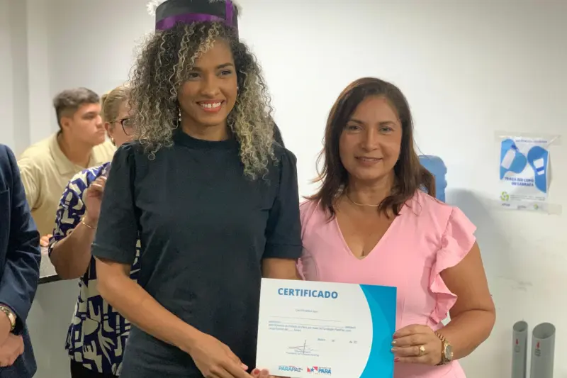 Brenda, aluna do curso de Cerimonial e Recepção de Eventos, ao lado da professora Suzana Farias, durante a cerimônia de encerramento na unidade ParáPaz.