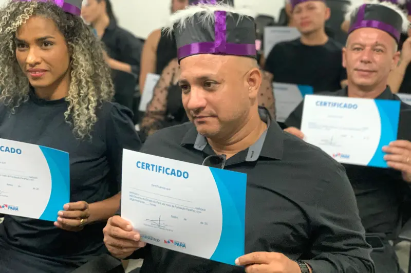 Carlos celebra a conquista que marca o início de novas oportunidades profissionais.
