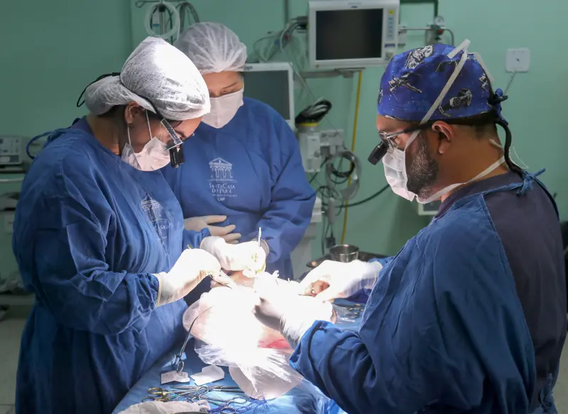 O primeiro transplante sendo realizado na Santa Casa