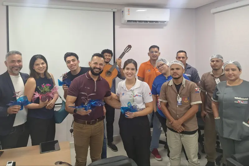 Ao final do encontro no Cetea, a coordenadora Luciana Maués entregou mudas de plantas aos membros da Igreja Adventista como forma de agradecimento e símbolo de esperança, fé e crescimento compartilhado.