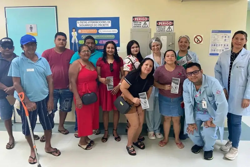 Equipe de colaboradres e usuários do serviço de hemodiálise no HRPM