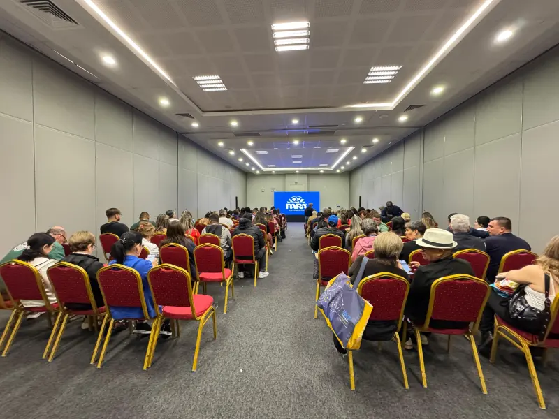 Agentes de viagens e operadores turísticos assistem apresentação dos produtos turísticos do Pará