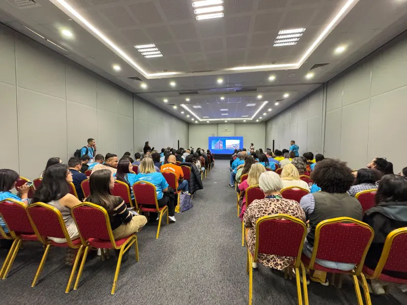 Agentes de viagens e operadores turísticos assistem apresentação dos produtos turísticos do Pará