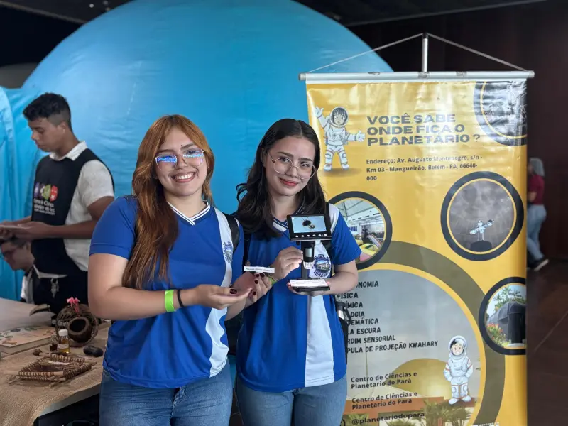 As estudantes Pâmela Andrade e Isabelle Favacho se encantaram com os conhecimentos científicos adquiridos.