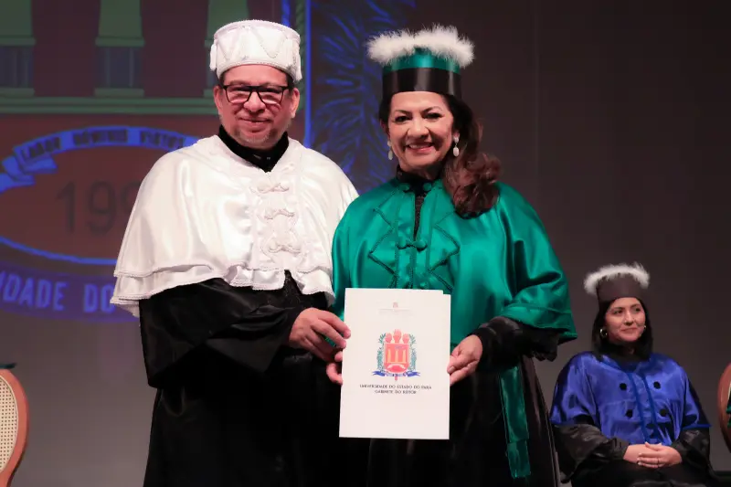 Clay Chagas e Ilma Pastana com o termo de posse