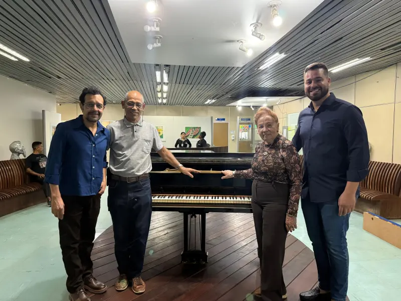 Olivar Barreto, coordenador do Margarida Schivasappa, ao lado do restaurador Rogério Resende, da professora Glória e de Thiago Miranda