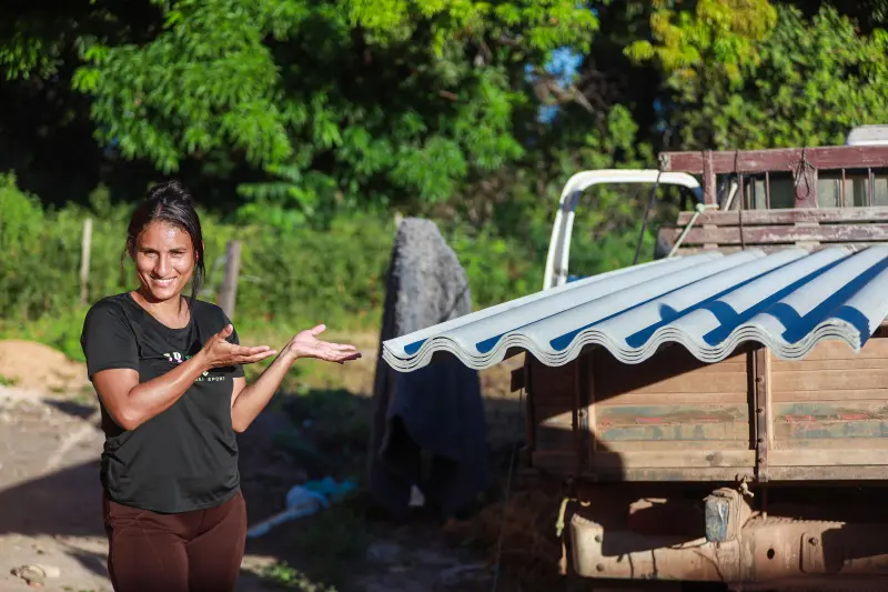 Sua Casa: Keilyany Lázara Nunes de Alencar, feliz com a chegada das telhas <div class='credito_fotos'>Foto: Marcelo Lelis / Ag. Pará &nbsp;&nbsp;|&nbsp;&nbsp; <a href='/midias/2025/originais/20250606190819-GF00023890-F00410847.jpg' download><i class='fa-solid fa-download'></i> Download</a></div>
