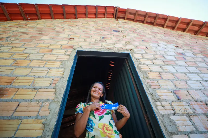 Sua Casa: Dilva Avelino Ferreira, com o benefício, ajudou com as próprias mãos a construir sua casa <div class='credito_fotos'>Foto: Marcelo Lelis / Ag. Pará &nbsp;&nbsp;|&nbsp;&nbsp; <a href='/midias/2025/originais/20250606190831-GF00023890-F00410853.jpg' download><i class='fa-solid fa-download'></i> Download</a></div>