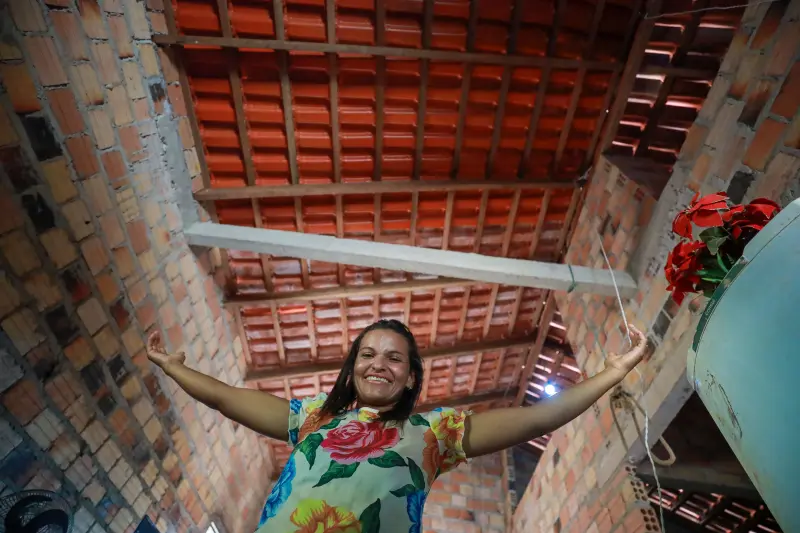 Sua Casa: Dilva Avelino Ferreira, com o benefício, ajudou com as próprias mãos a construir sua casa <div class='credito_fotos'>Foto: Marcelo Lelis / Ag. Pará &nbsp;&nbsp;|&nbsp;&nbsp; <a href='/midias/2025/originais/20250606190837-GF00023890-F00410856.jpg' download><i class='fa-solid fa-download'></i> Download</a></div>