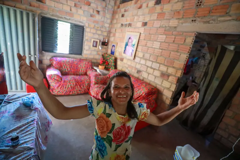 Sua Casa: Dilva Avelino Ferreira, com o benefício, ajudou com as próprias mãos a construir sua casa <div class='credito_fotos'>Foto: Marcelo Lelis / Ag. Pará &nbsp;&nbsp;|&nbsp;&nbsp; <a href='/midias/2025/originais/20250606190843-GF00023890-F00410859.jpg' download><i class='fa-solid fa-download'></i> Download</a></div>