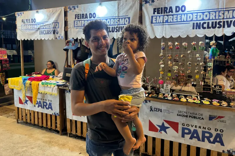 Daniel Anthony, que tem uma filha autista de dois anos e cinco meses, aproveitou o sábado para conhecer a feira.