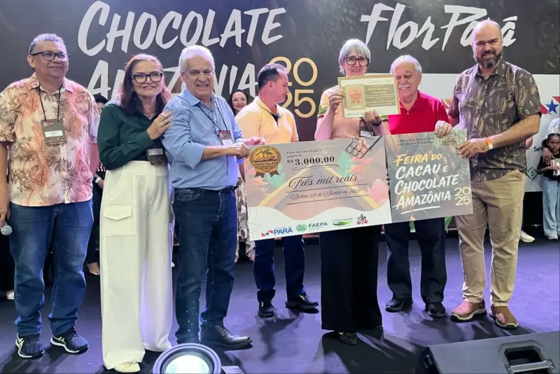 Carlos Xavier (presidente da Faepa, de azul) e Giovanni Queiroz ao lado do coordenador do concurso, professor Jesus e premiados de Brasil Novo