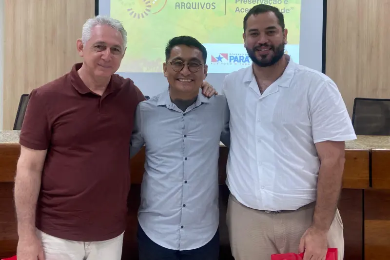 Professores Décio o professor doutor Décio Guzmán (Faculdade de História e PPHIST/UFPA); o mestre Cristian Mayko Carvalho da Costa (pró-reitor de Planejamento e Desenvolvimento Institucional da UFPA; e o doutorando em Ciência da Informação – PPGCI/ICSA/UFPA), com mediação do diretor do Arquivo Público, Leonardo Torii.
